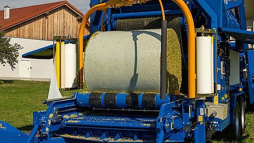 Der Ballen wird vom fahrbaren Wickeltisch abgeholt