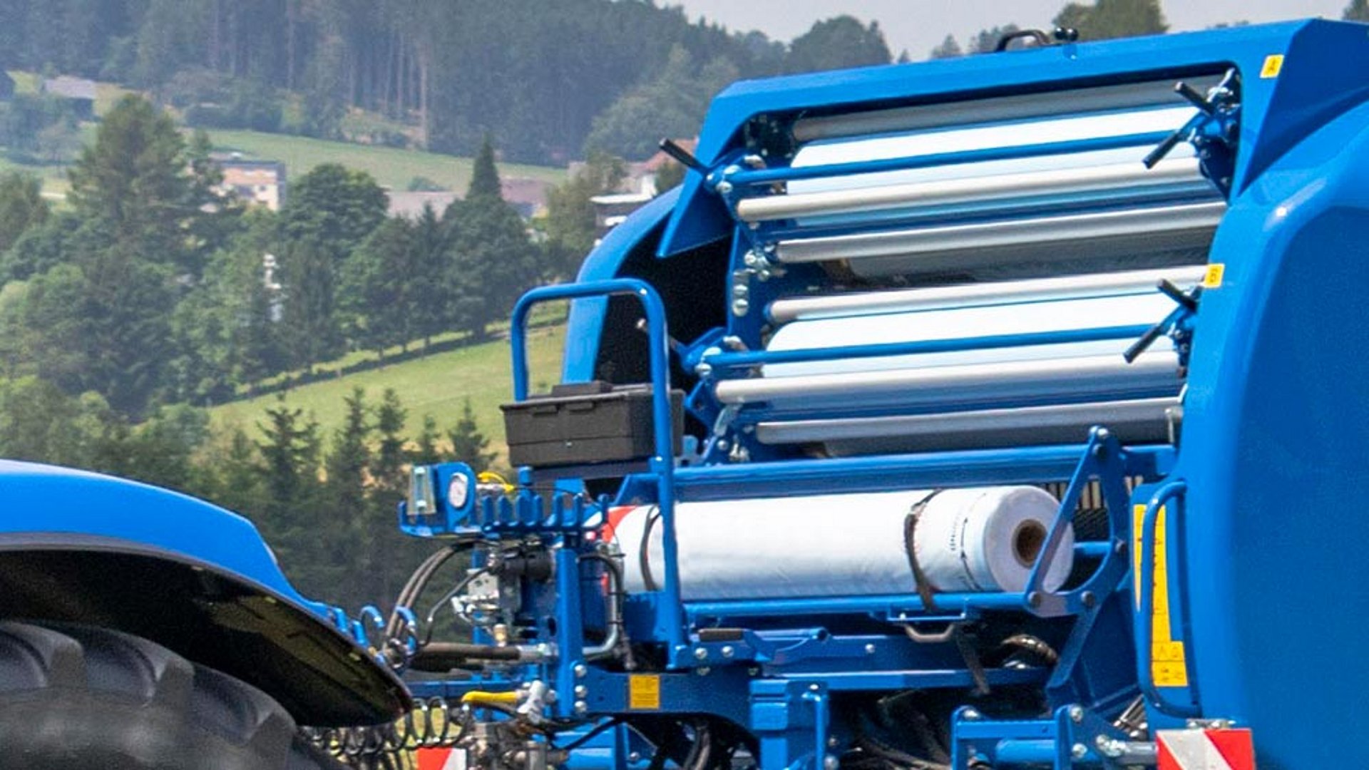 Met de dubbele binding wordt de geperste baal tegelijkertijd door twee netten of door mantelfolies gebonden.