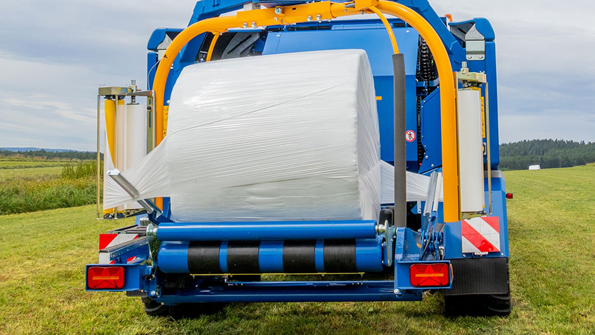 The stainless steel cutting knives guarantee that the wrapping films will be cut cleanly and precisely.