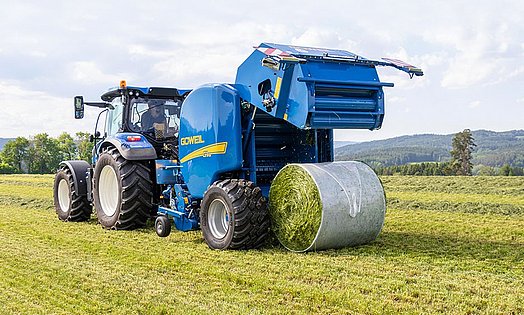 Die Heckklappe der GÖWEIL Rundballenpresse wird mit zwei Hydraulikzylindern geöffnet und geschlossen.