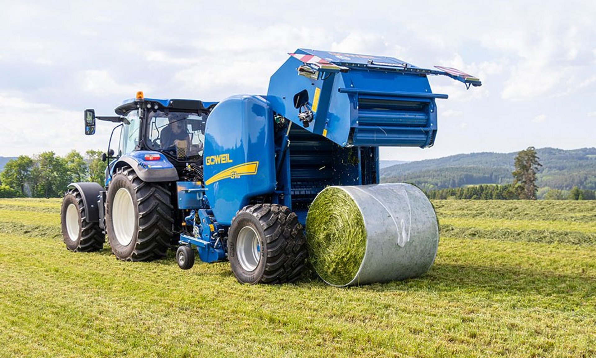 Die Heckklappe der GÖWEIL Rundballenpresse wird mit zwei Hydraulikzylindern geöffnet und geschlossen.