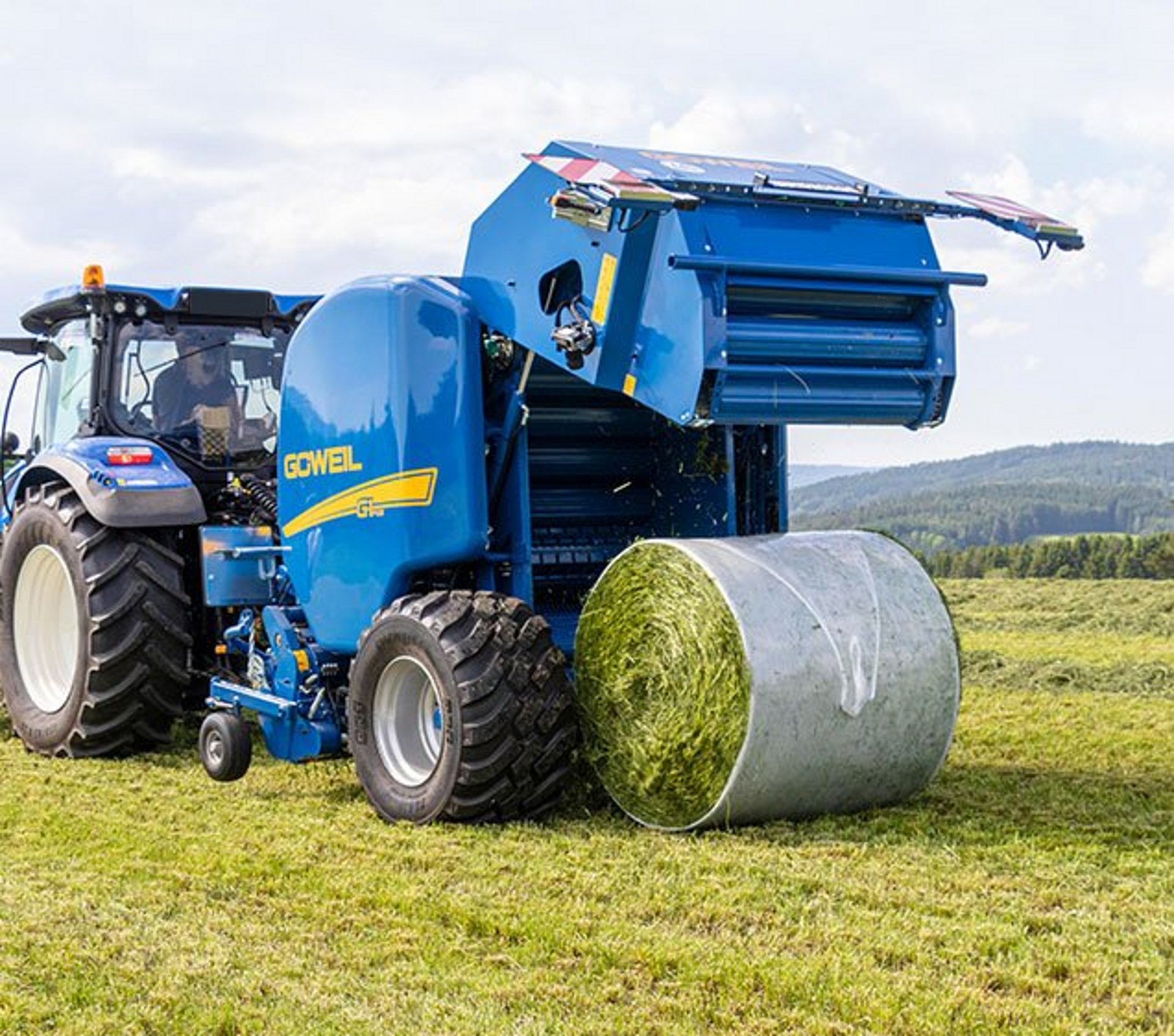 Die Heckklappe der GÖWEIL Rundballenpresse wird mit zwei Hydraulikzylindern geöffnet und geschlossen.