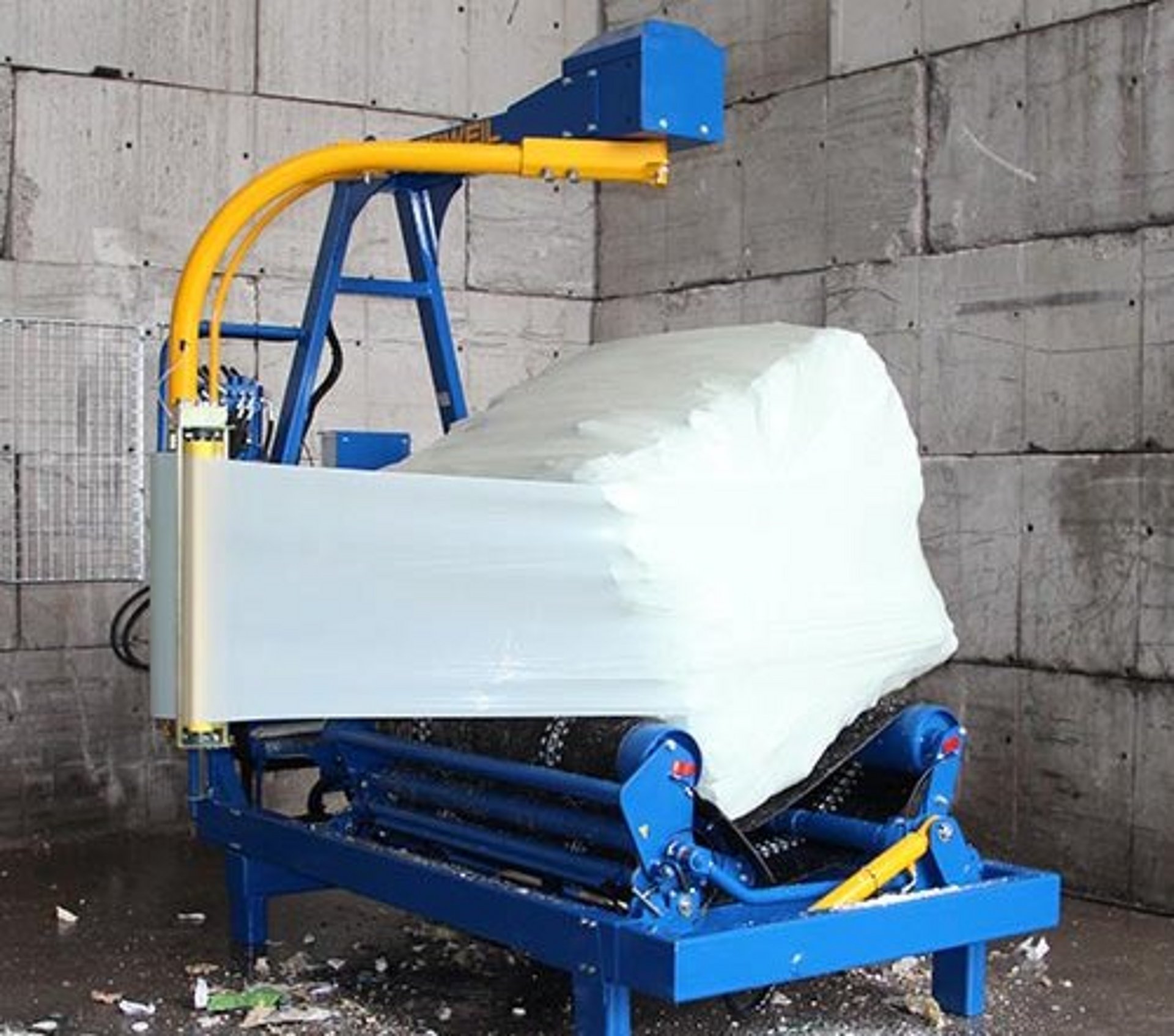 Nach dem Wickeln wird der Ballen abgelegt.