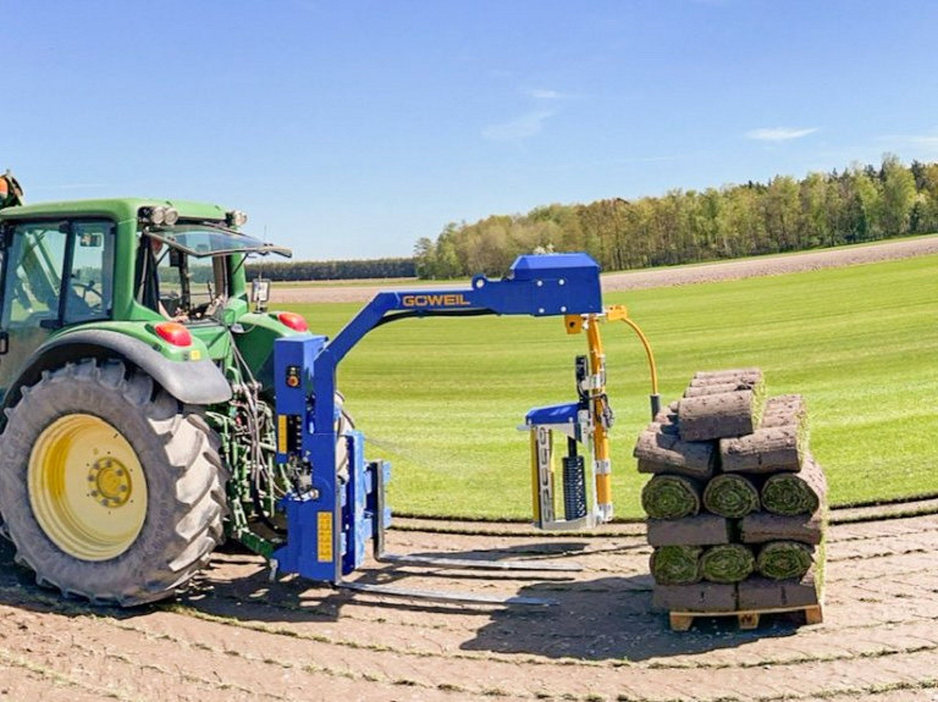 The GÖWEIL G1010 pallet wrapping machine in use