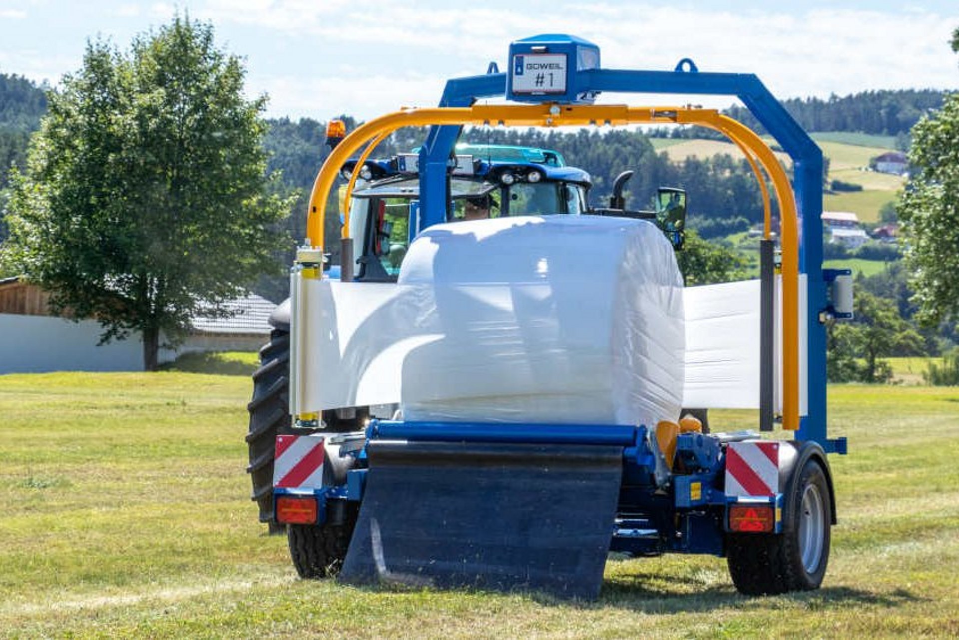 Mit dem rotierenden Wickelarm und dem feststehenden Wickeltisch ist ein Herabfallen des Ballens unmöglich.