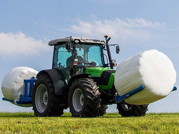 [Translate to Français:] Mit der BTGHA können gewickelte Ballen schonend und einfach transportiert werden.