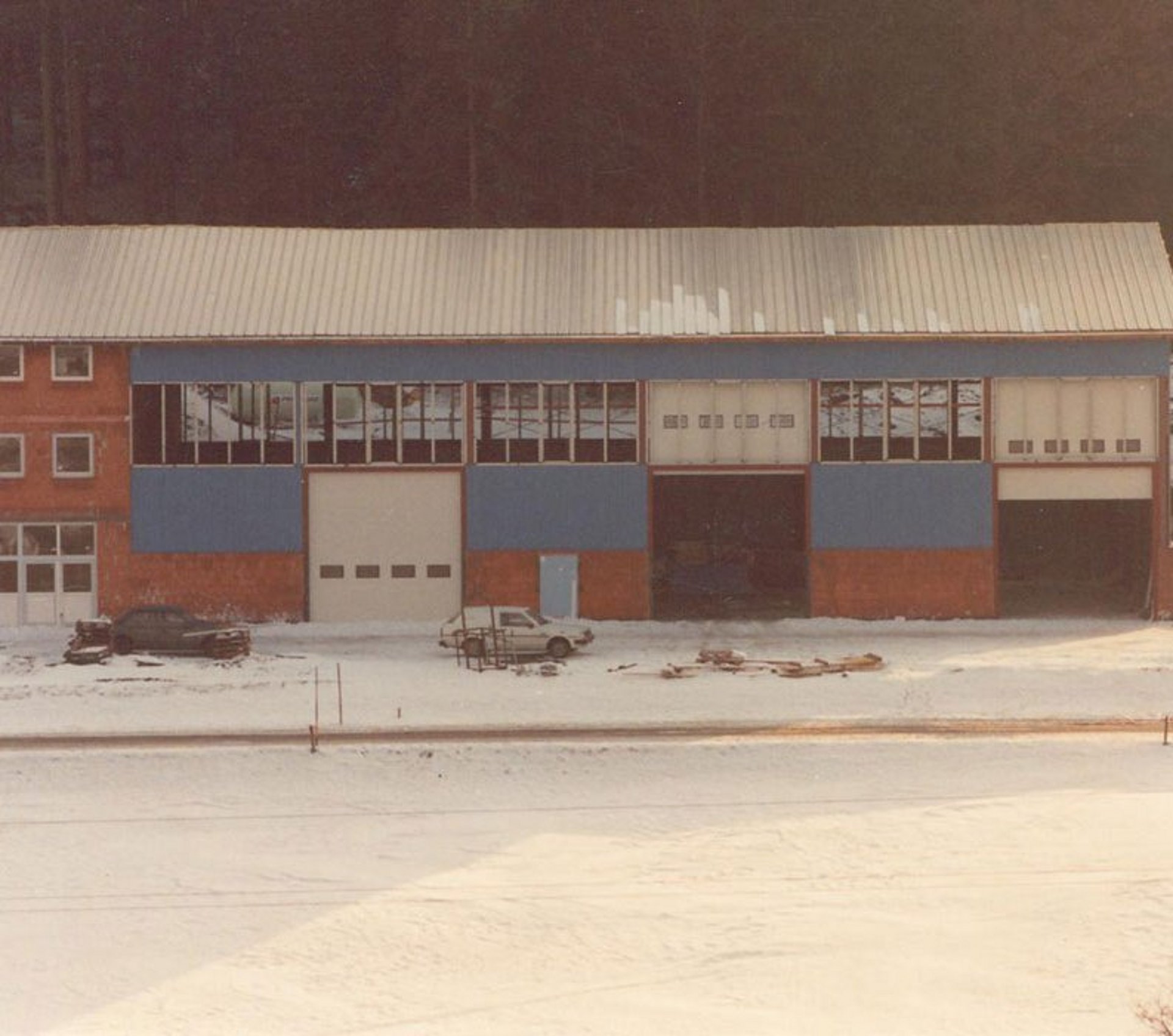 Een nieuw hoofdgebouw met werkplaatsen en kantoorgebouwen wordt gebouwd.