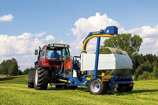 De baal wordt netjes en luchtdicht omwikkeld.