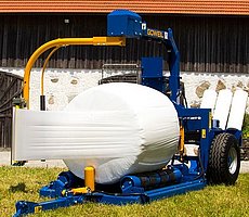 La balle est enrubannée de manière rapide et étanche à l’air.