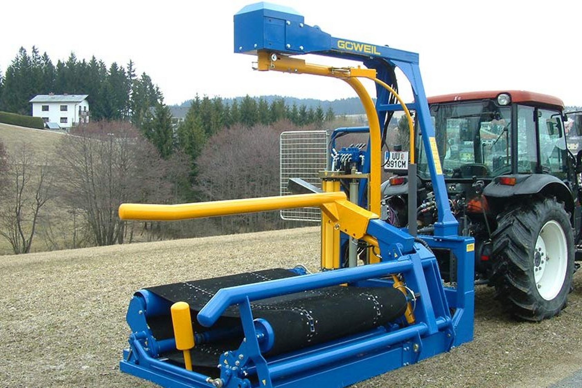 The G3010 Q is equipped with a hydraulic bale pick-up designed for square and round bales.
