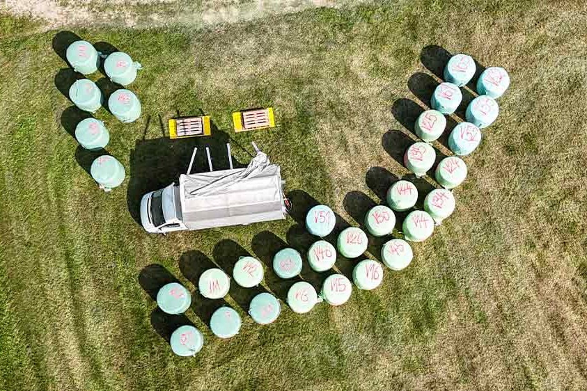 Les balles pressées et enrubannées sont étiquetées et triées