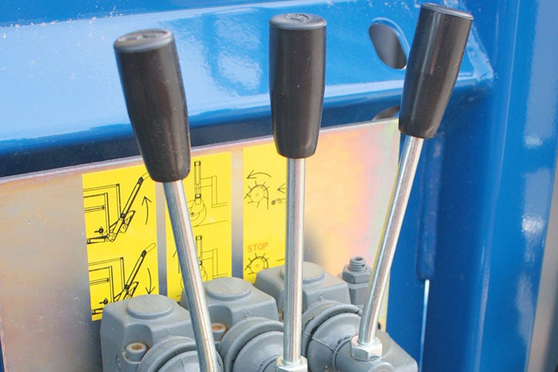 The hand control slide valve is available with 2, 3 and 4 functions.