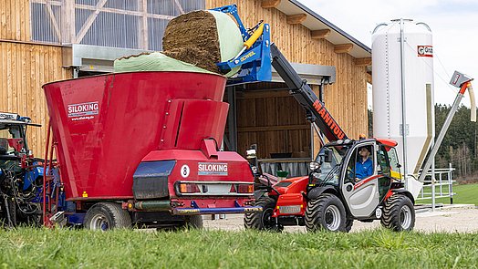Der Ballen wird aufgeschnitten.