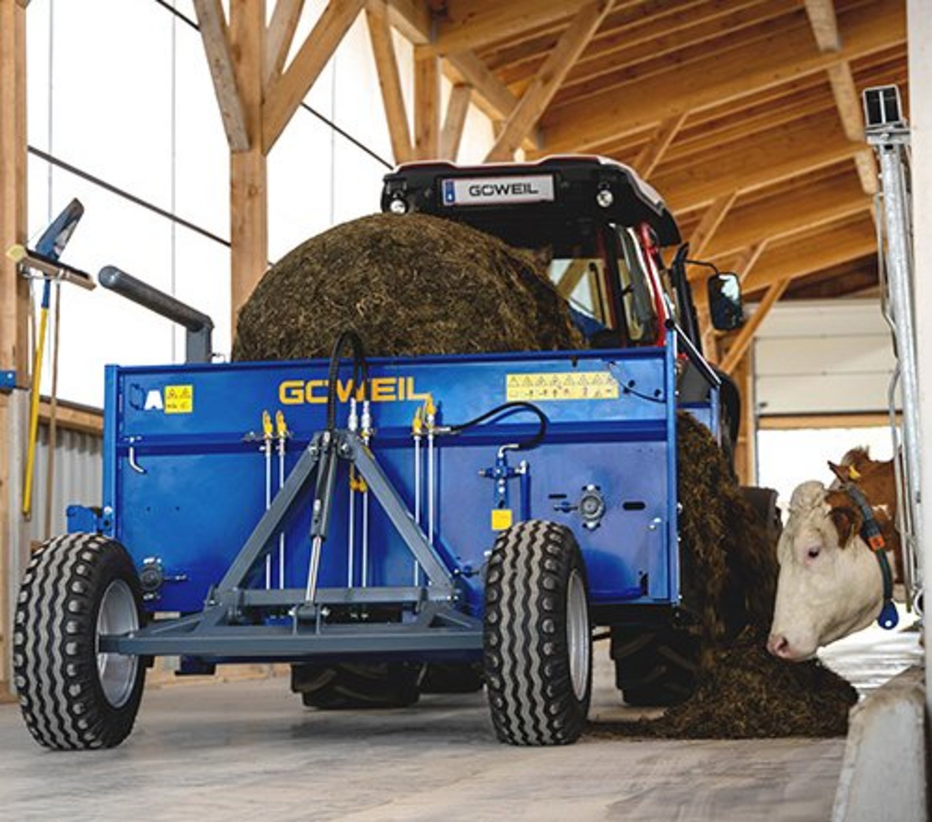 Rundballenauflöser (RBA): Das Futter wird präzise und schnell am Futtertisch abgelegt.