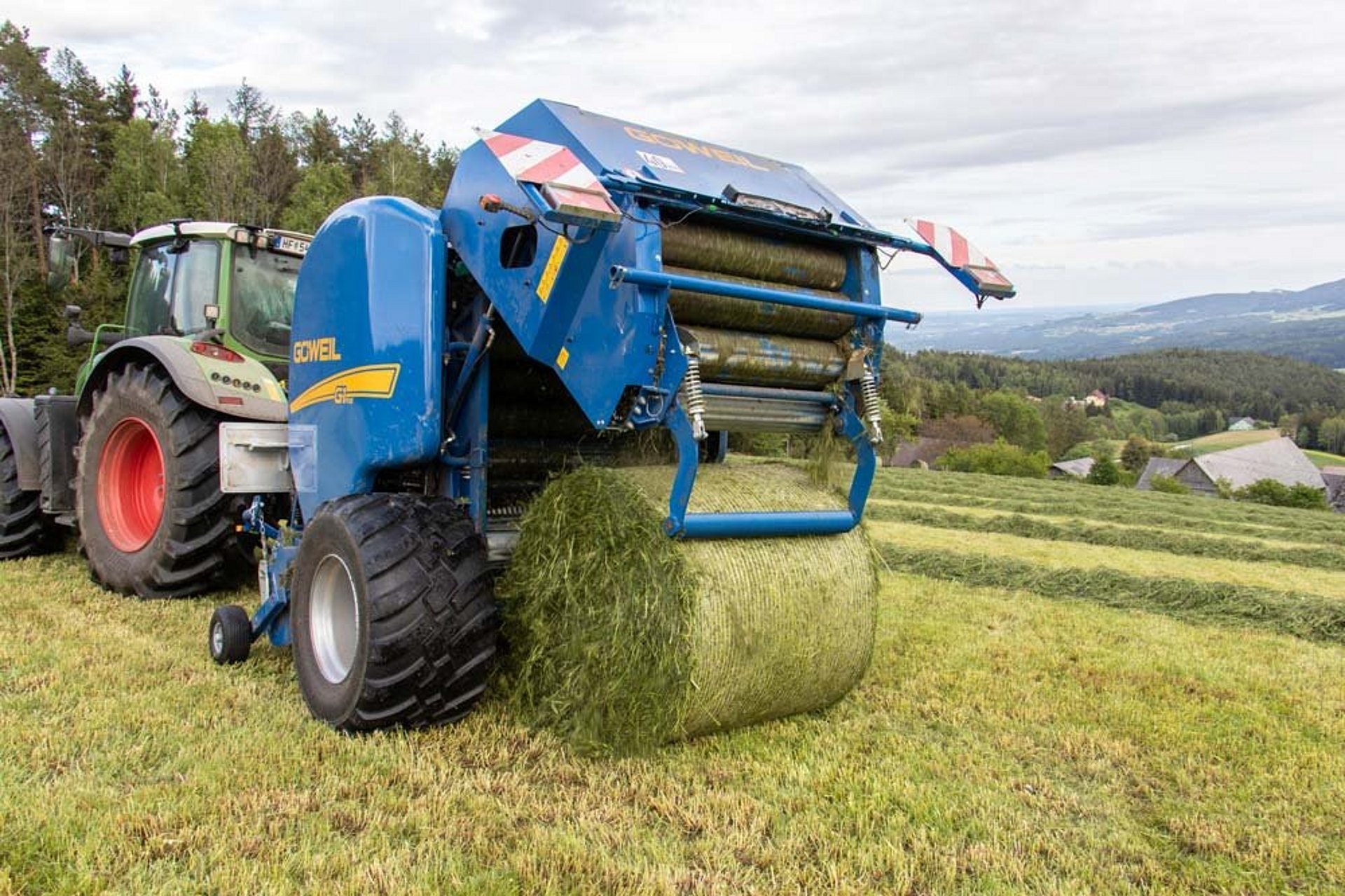 The bale catcher puts an end to bales rolling away.