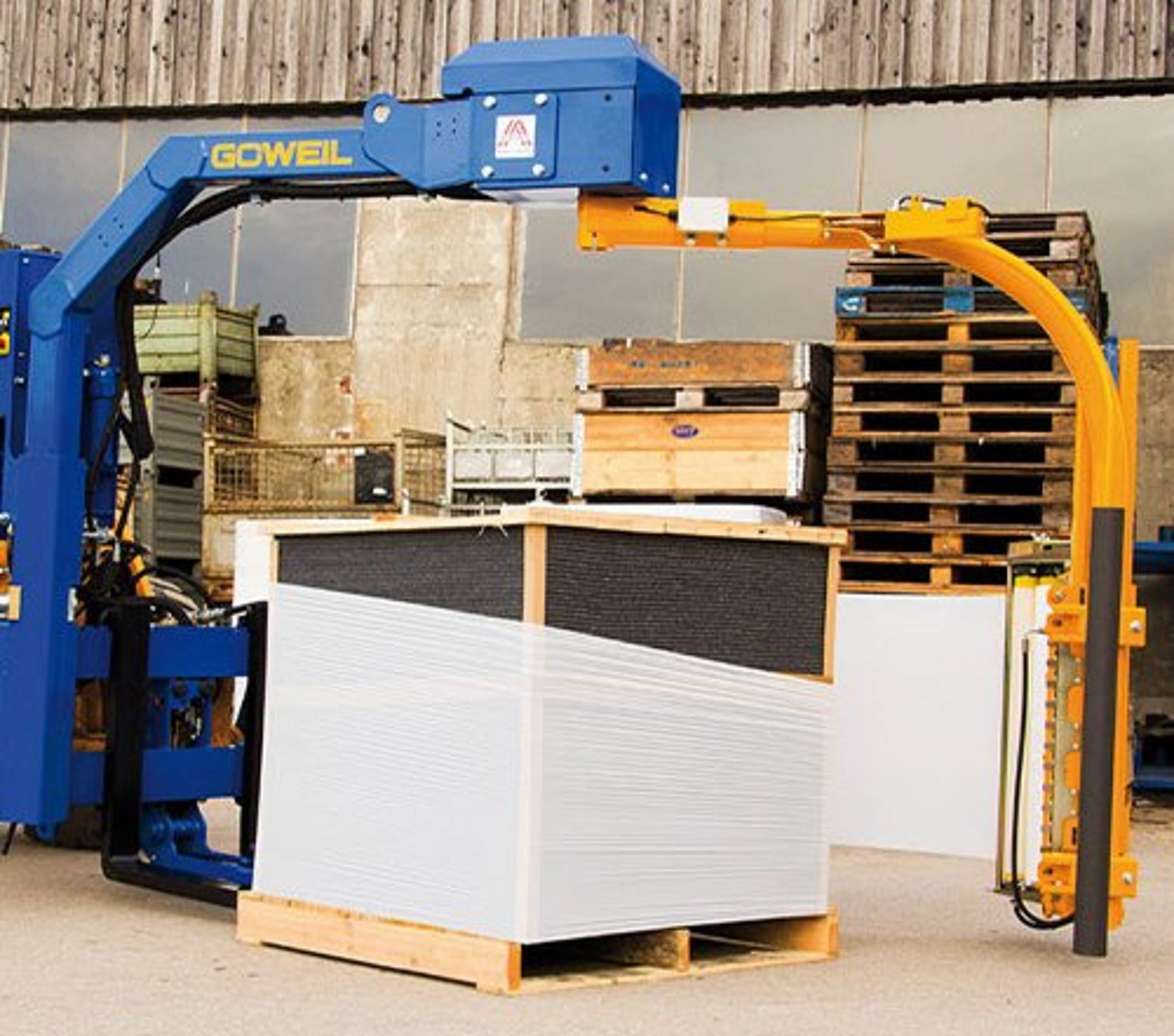 Die GÖWEIL G1010 Paletten-Wickelmaschine im Einsatz