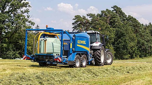 La G-1 F125 Kombi lors de l’enrubannage de la balle