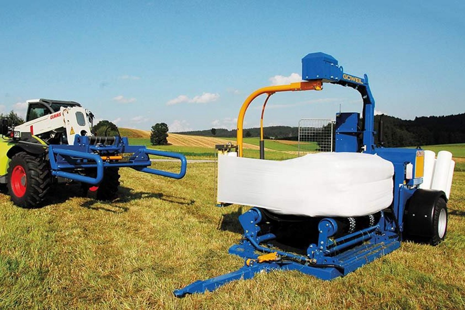 Les balles rectangulaires et les balles rondes sont parfaitement emballées avec le G3010 Q Farmer.