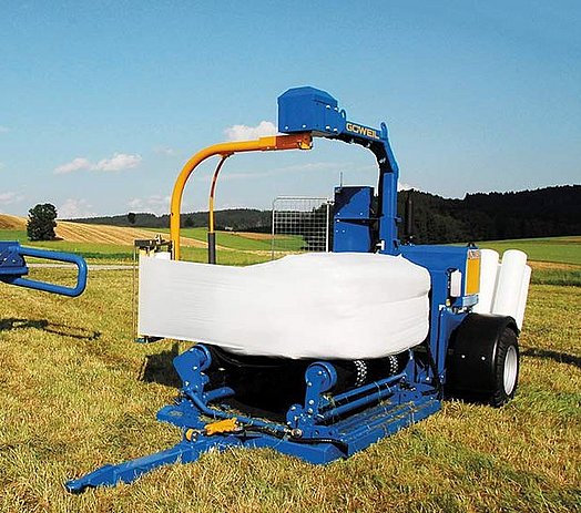 Vierkante balen maar ook ronde balen worden met de G3010 Q Farmer perfect gewikkeld.
