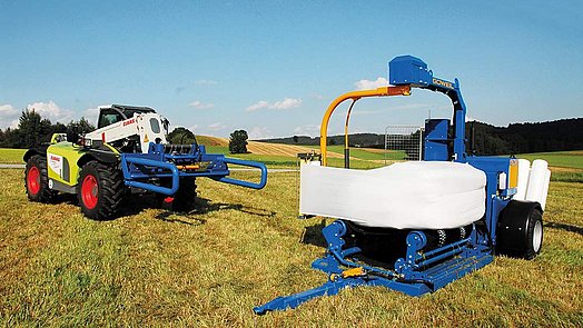 Quaderballen aber auch Rundballen werden mit der G3010 Q Farmer sauber und luftdicht verpackt.