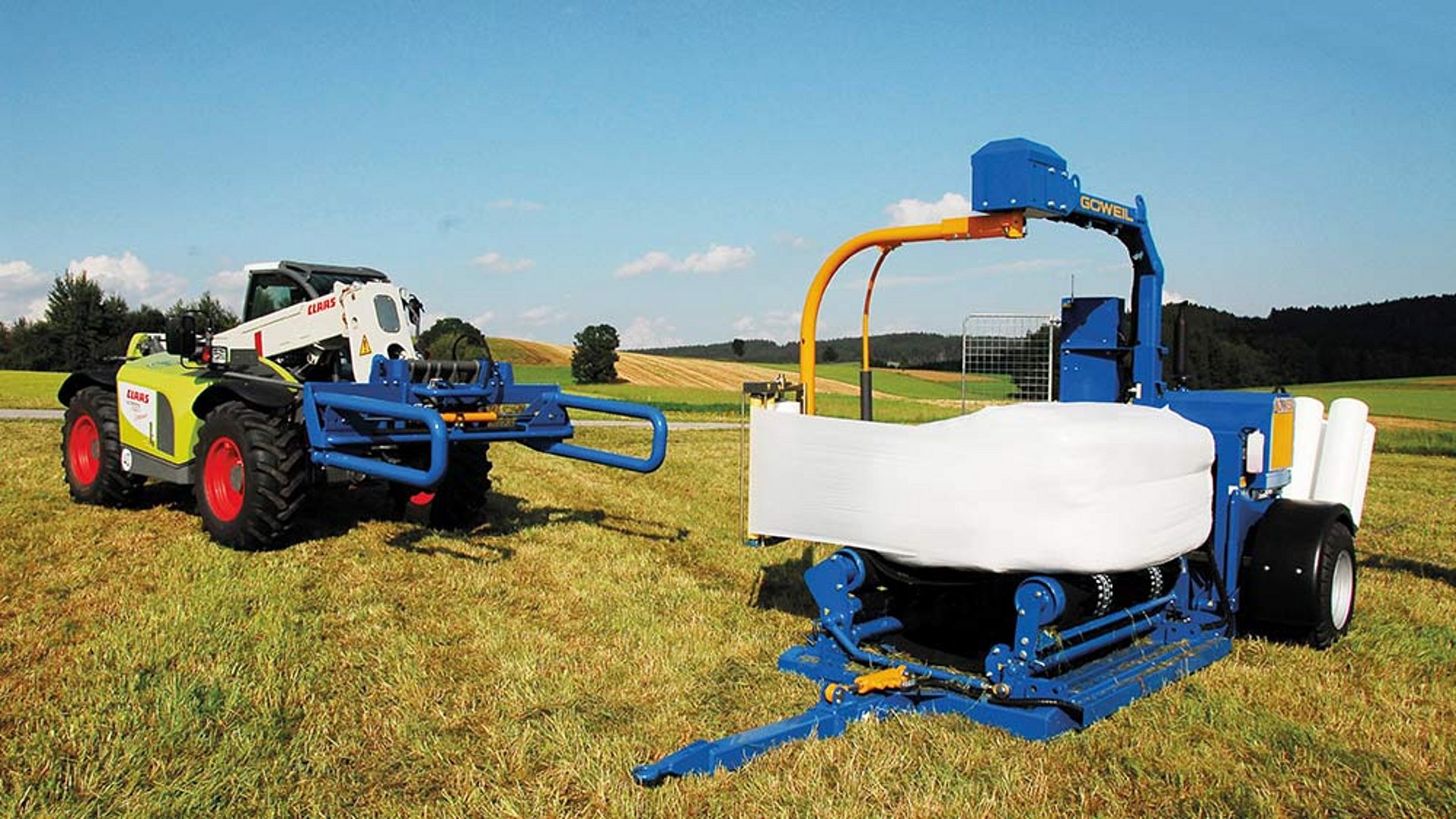 Quaderballen aber auch Rundballen werden mit der G3010 Q Farmer sauber und luftdicht verpackt.