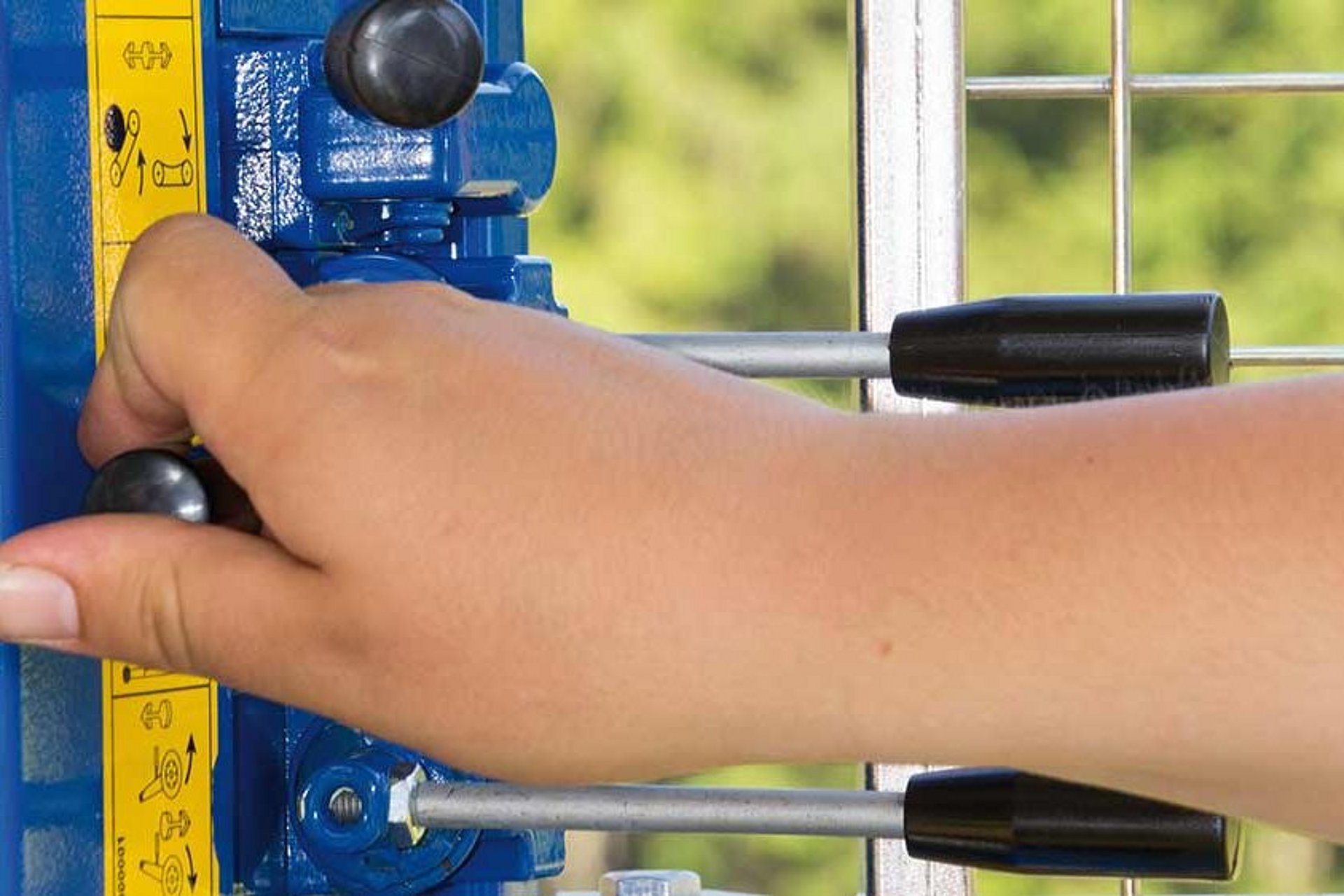 Les leviers manuels permettent de piloter toutes les fonctions et opérations directement sur la machine.