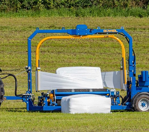 De vierkantebalen-wikkelaar 4020 Q Profi wordt op het veld getrokken.