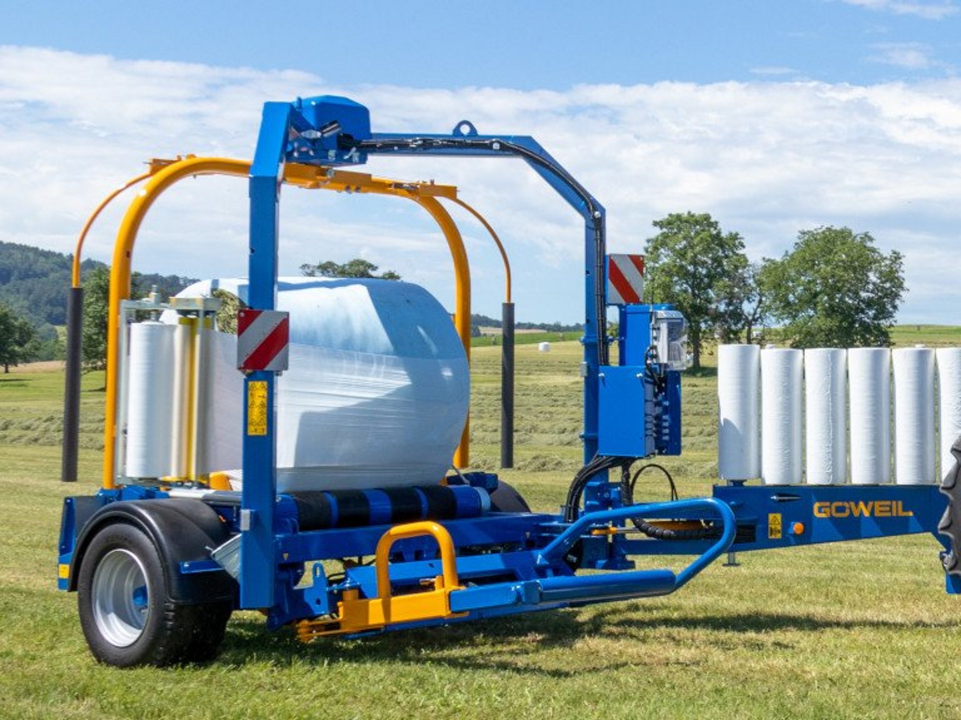 Ovíjecí stroj G5012 v akci na poli.