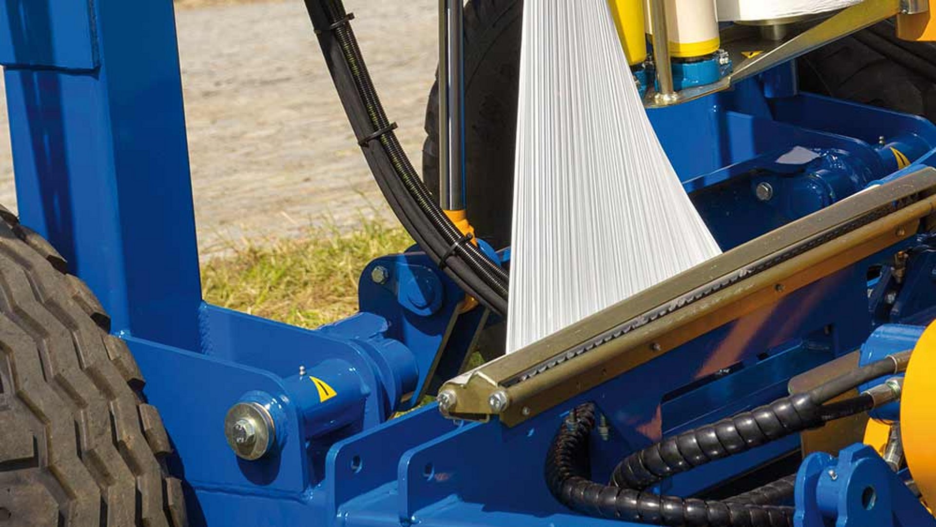 Das Kappmesser trennt die Folie sauber ab.