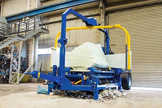 Die Wickelmaschine im Arbeitseinsatz auf einer Müllentsorgungsanlage