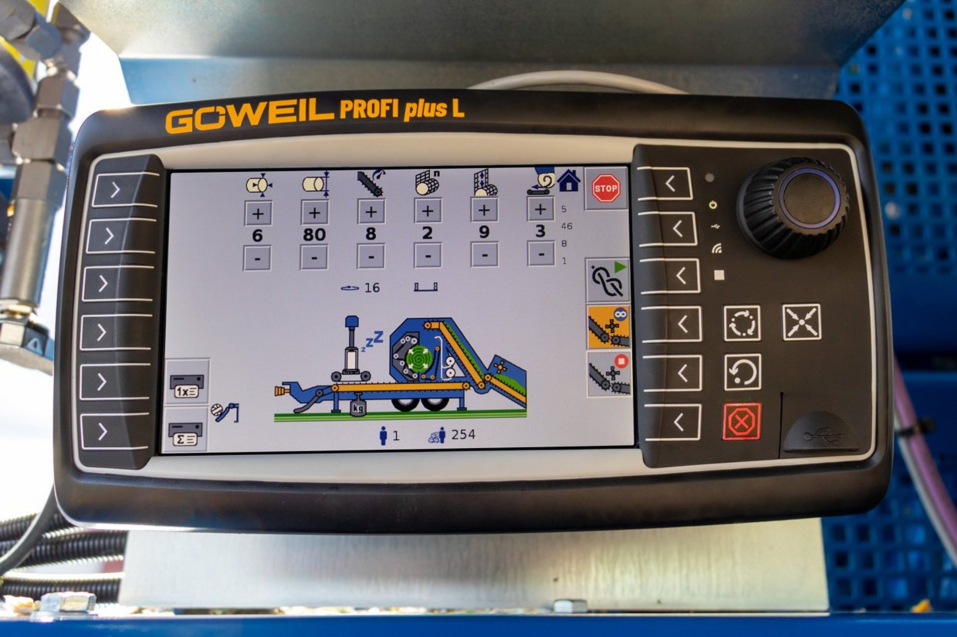 Le terminal portable PROFI plus de GÖWEIL permet une utilisation simple de la machine.