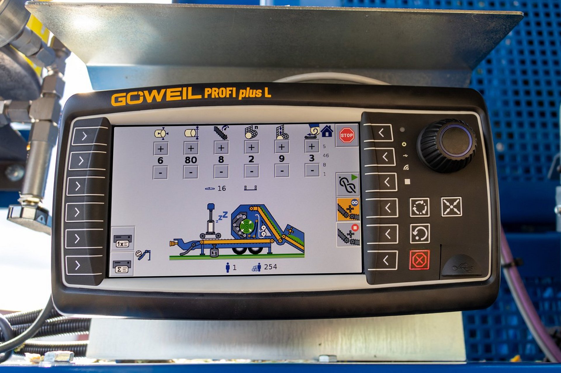 Ruční ovladač PROFI plus do firmy GÖWEIL umožňuje snadné ovládání stroje.