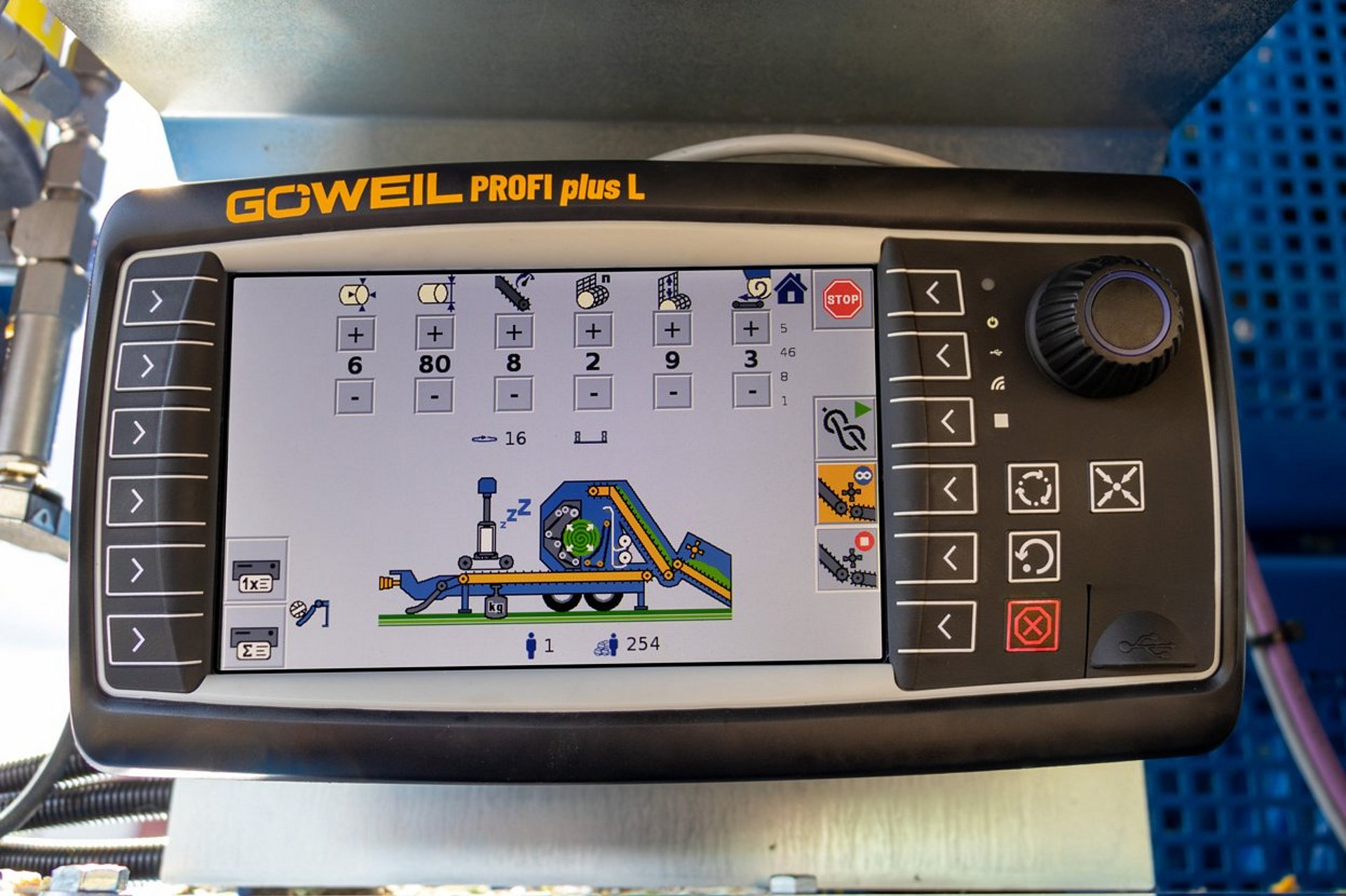 Terminal ręczny PROFI plus firmy GÖWEIL umożliwia łatwą obsługę maszyny.