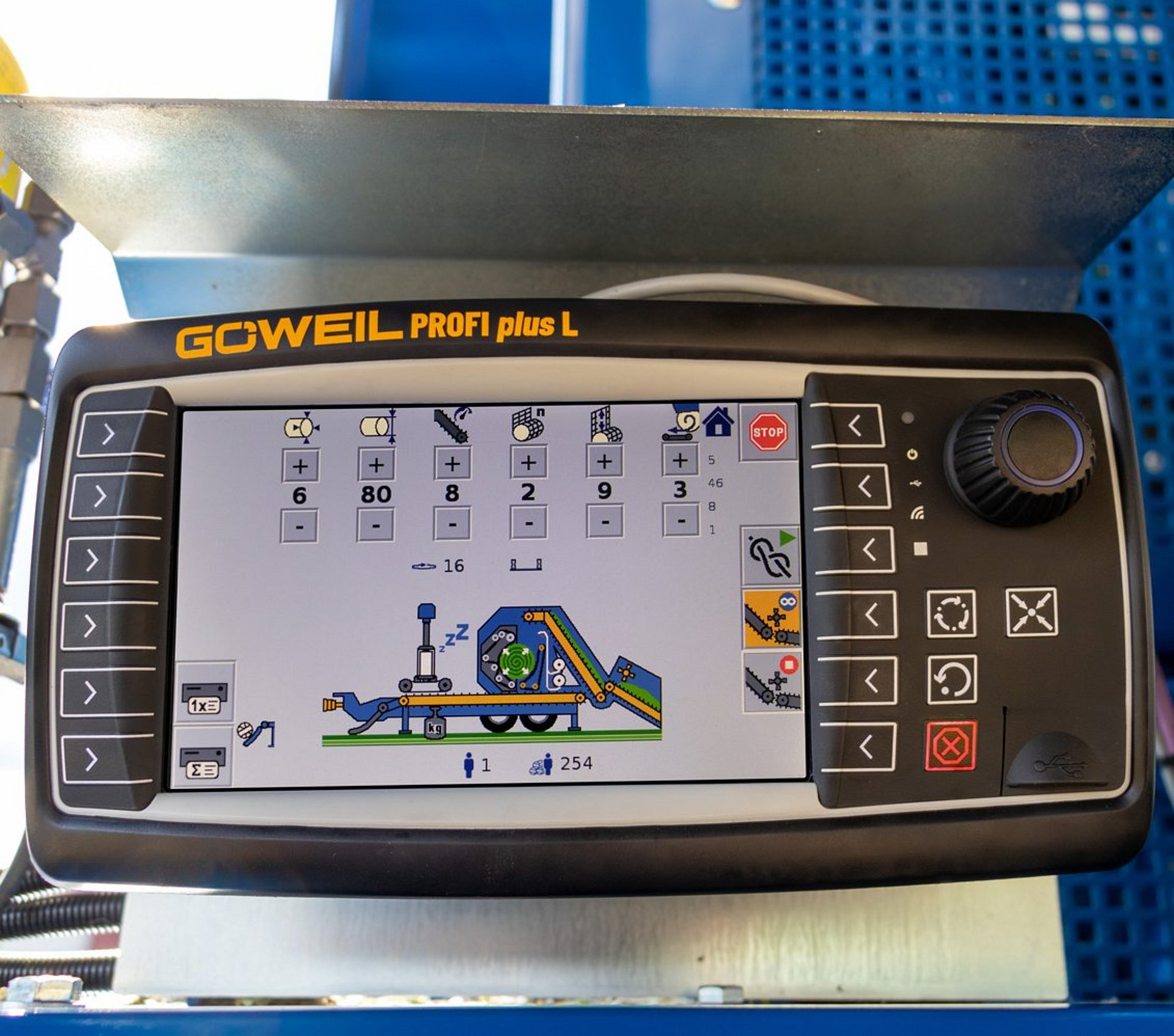 The PROFI plus handset from GÖWEIL allows for easy operation of the machine.