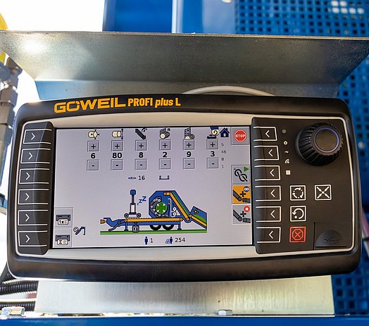 El terminal manual PROFI plus de GÖWEIL facilita la operación de la máquina al máximo.