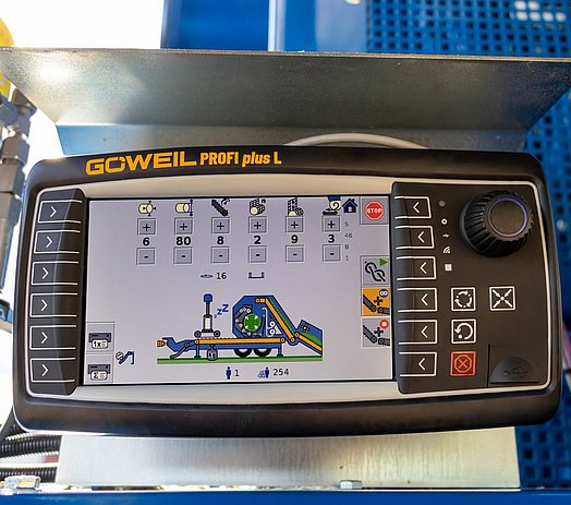 Das Terminal PROFI plus von GÖWEIL ermöglicht eine einfache Bedienung der Maschine.