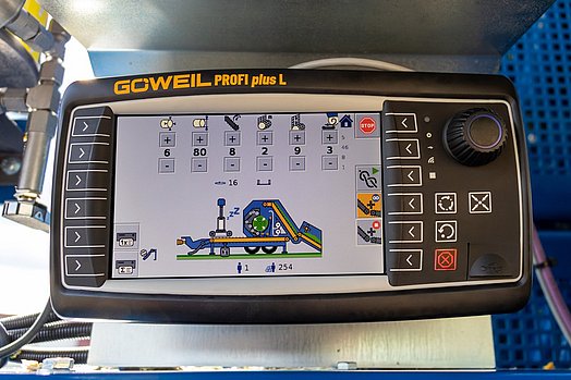 Le terminal portable PROFI plus de GÖWEIL permet une utilisation simple de la machine.