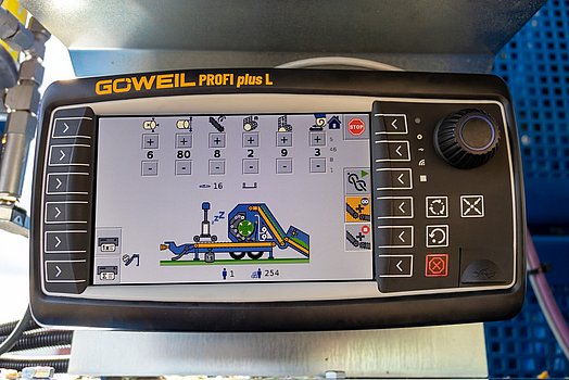 Terminal ręczny PROFI plus firmy GÖWEIL umożliwia łatwą obsługę maszyny.