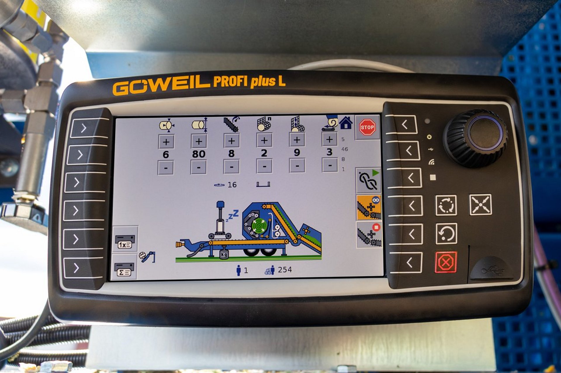 The PROFI plus handset from GÖWEIL allows for easy operation of the machine.