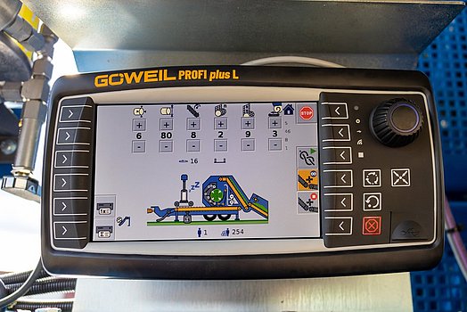 Das Terminal PROFI plus von GÖWEIL ermöglicht eine einfache Bedienung der Maschine.