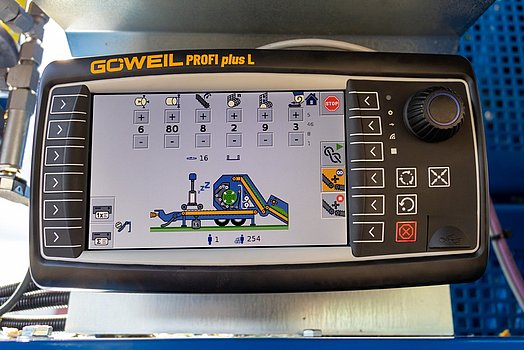Le terminal portable PROFI plus de GÖWEIL permet une utilisation simple de la machine.