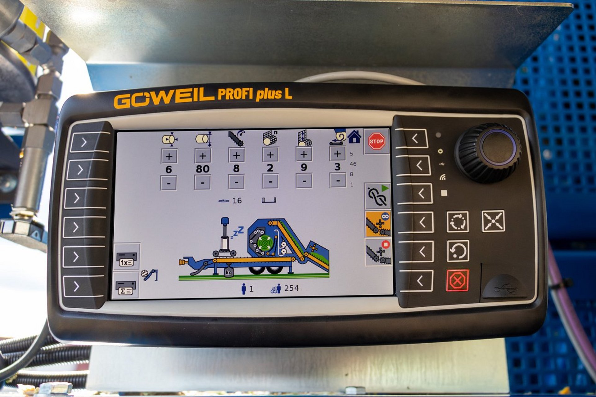 Ruční ovladač PROFI plus do firmy GÖWEIL umožňuje snadné ovládání stroje.