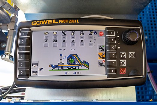 El terminal manual PROFI plus de GÖWEIL facilita la operación de la máquina al máximo.