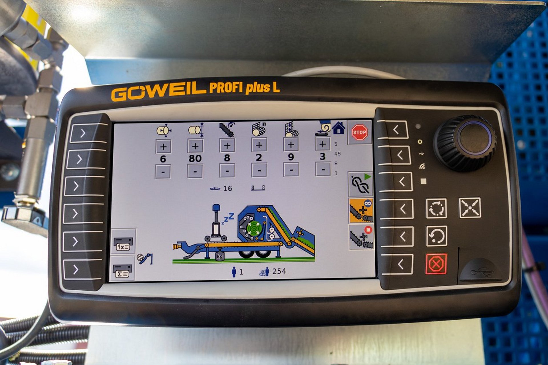 Das Terminal PROFI plus von GÖWEIL ermöglicht eine einfache Bedienung der Maschine.