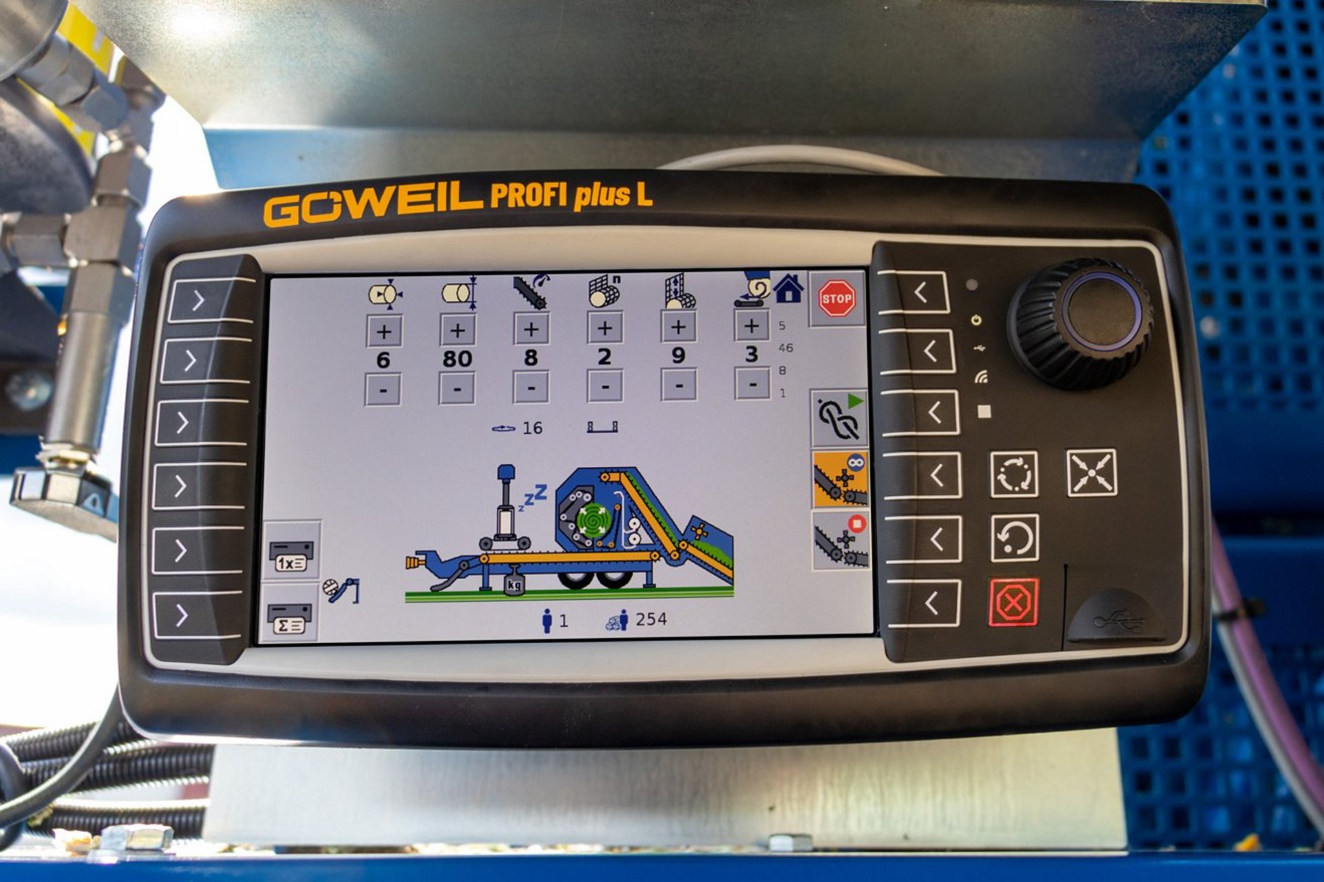 Das Terminal PROFI plus von GÖWEIL ermöglicht eine einfache Bedienung der Maschine.