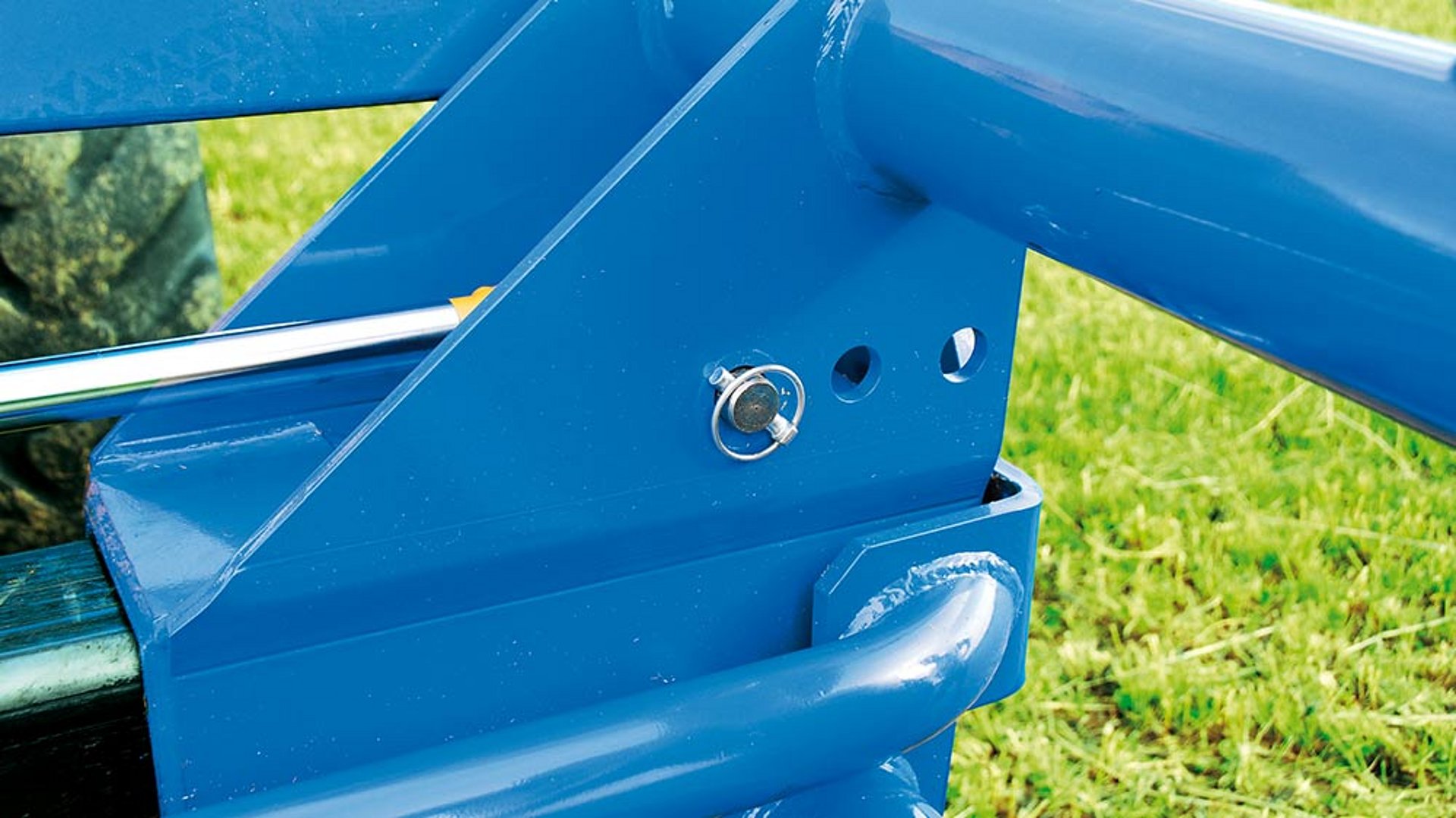 The clamping area can be adjusted manually by 240 mm.