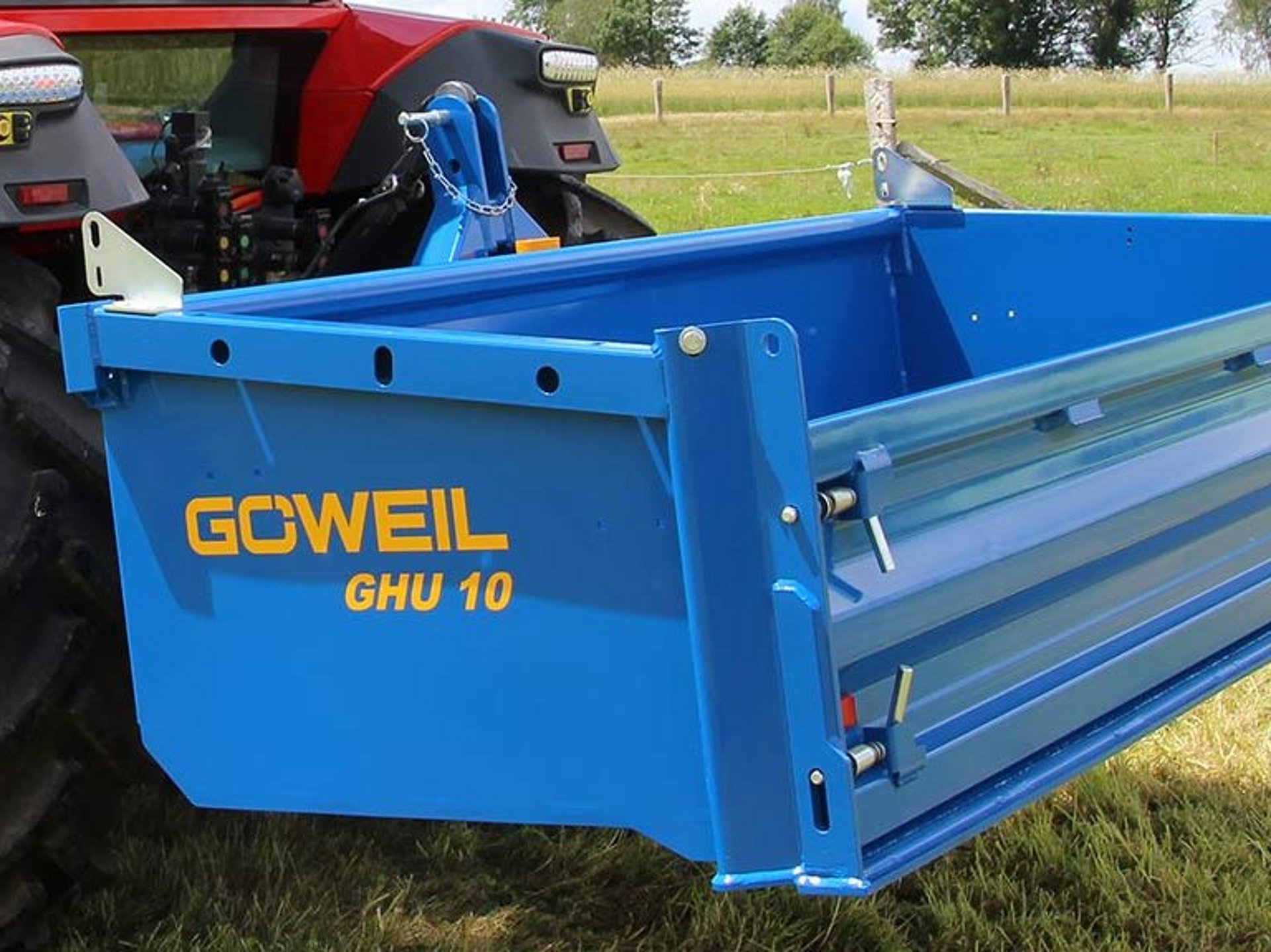 Bei Feldarbeiten jeglicher Art ist die Hochkippschaufel ein großer Helfer.