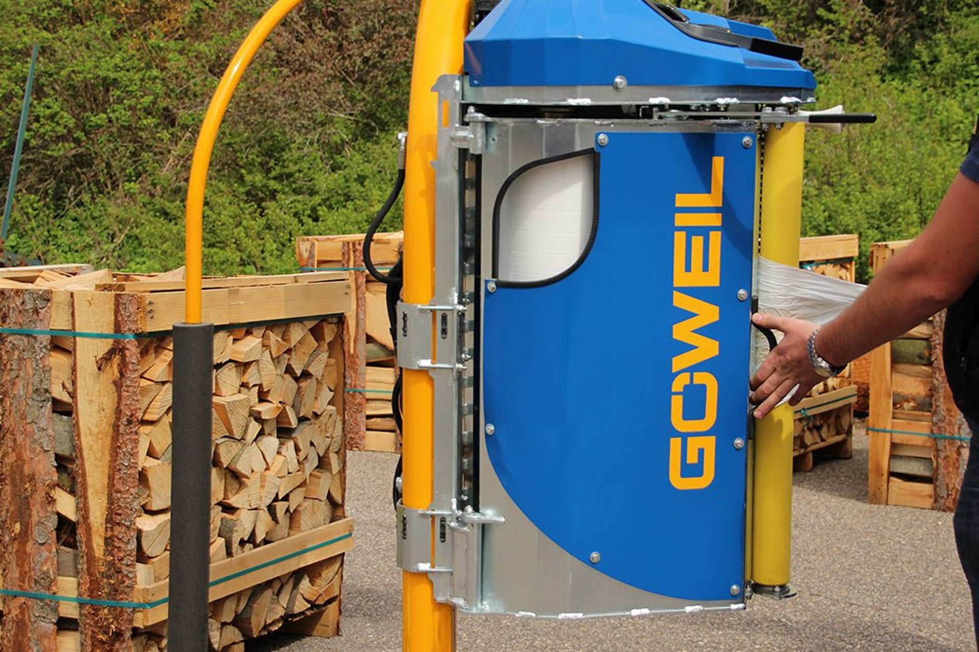 Eine Besonderheit ist der hydraulisch fahrbare Folienvorstrecker.