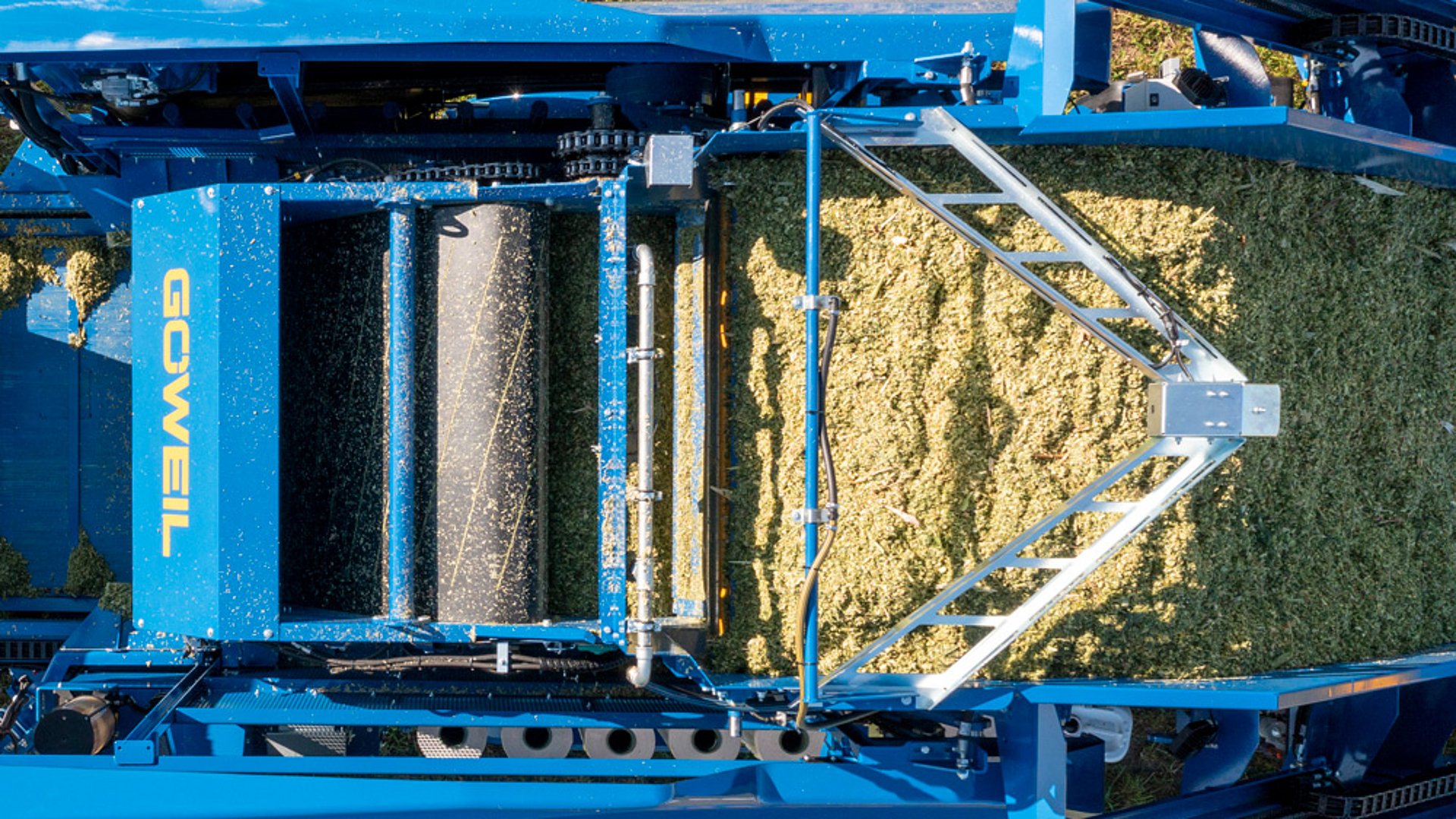 The material falls from the elevator into the bale chamber of the LT-Master F115