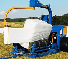 Quaderballen aber auch Rundballen werden mit der G3010 Q Profi sauber und luftdicht verpackt.